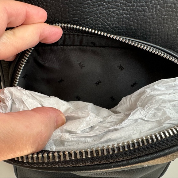 Michael Kors Men’s Cooper Black Leather Commuter Sling Pack Crossbody Bag - Picture 6 of 9